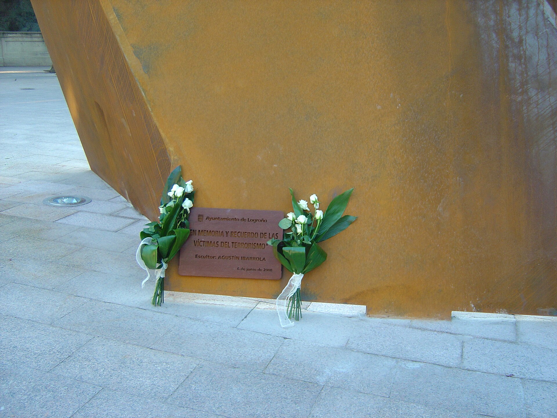 A la memoria y recuerdo