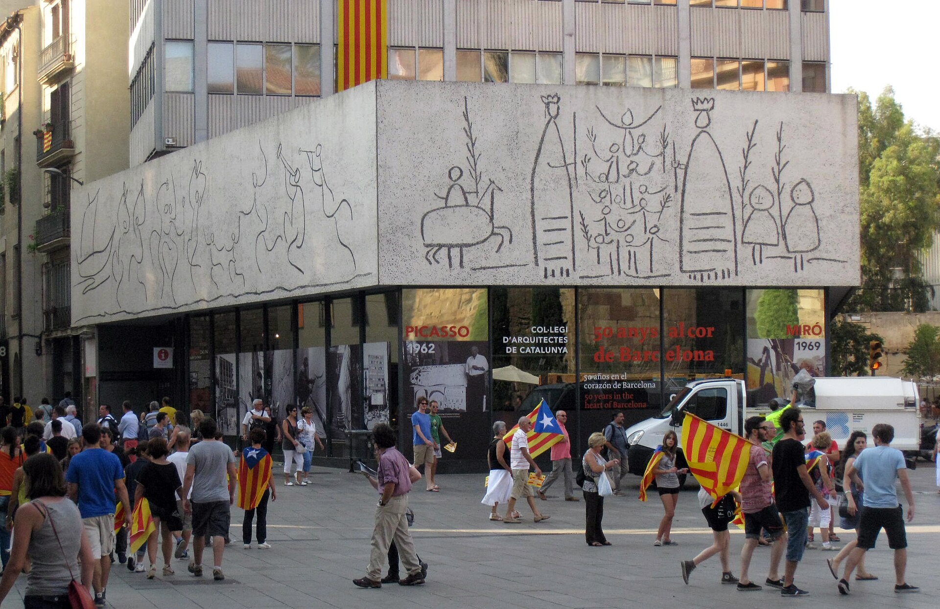 El friso, desde la plaza